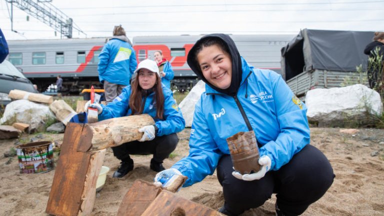 Несанкционированные свалки ликвидируют рядом с железной дорогой в Иркутской области
